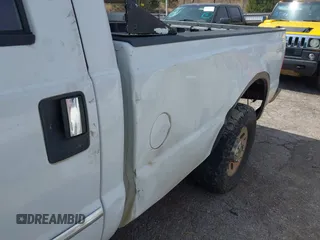 2005 Ford F-250 XL z VIN 1FTSW21P85ED19266, wystawiony jako IAAI lot #41934770 z przebiegiem 338 778 mil mil oraz . Historia ofert i sprzedaży dostępna na DreamBid. Obrazek 6.
