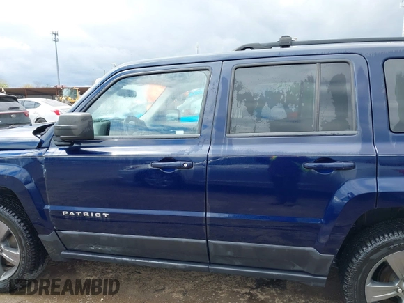 2015 Jeep Patriot Latitude z VIN 1C4NJRFB5FD270374, wystawiony jako IAAI lot #42039211 z przebiegiem 106 665 mil mil oraz . Historia ofert i sprzedaży dostępna na DreamBid. Obrazek 14.