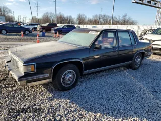 1988 Cadillac DeVille z VIN 1G6CD5153J4290028, wystawiony jako Copart lot #83161544 z przebiegiem Nie podano mil oraz Czysty tytuł • Clean title. Historia ofert i sprzedaży dostępna na DreamBid. Obrazek 1.