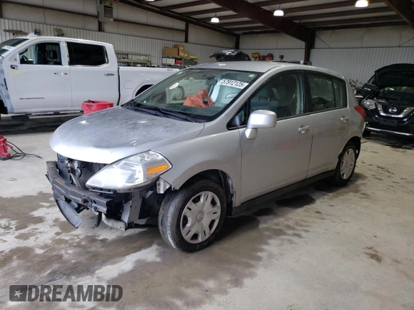 2010 Nissan Versa S z VIN 3N1BC1CP5AL376294, wystawiony jako Copart lot #57912125 z przebiegiem 199 491 mil mil oraz Szkoda całkowita • Salvage title. Historia ofert i sprzedaży dostępna na DreamBid. Obrazek 1.