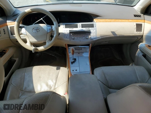 2005 Toyota Avalon XL z VIN 4T1BK36B95U005898, wystawiony jako Copart lot #54469595 z przebiegiem 176 901 mil mil oraz Szkoda całkowita • Salvage title. Historia ofert i sprzedaży dostępna na DreamBid. Obrazek 8.