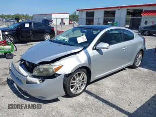 2005 Scion tC z VIN JTKDE177750018300, wystawiony jako IAAI lot #42287128 z przebiegiem 188 278 mil mil oraz . Historia ofert i sprzedaży dostępna na DreamBid. Obrazek 2.