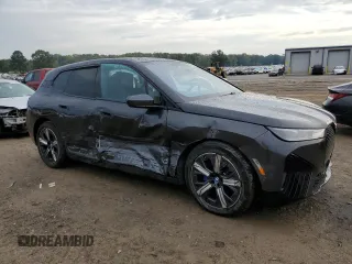 2022 BMW iX xDrive50 z VIN WB523CF05NCK47671, wystawiony jako Copart lot #69265573 z przebiegiem 13 090 mil mil oraz . Historia ofert i sprzedaży dostępna na DreamBid. Obrazek 4.