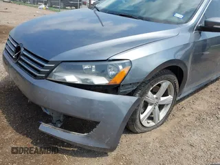 2013 Volkswagen Passat SE z VIN 1VWBH7A32DC011750, wystawiony jako IAAI lot #42199020 z przebiegiem 155 806 mil mil oraz . Historia ofert i sprzedaży dostępna na DreamBid. Obrazek 6.