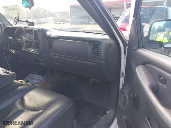 2006 Chevrolet Silverado 1500 Work Truck with VIN 1GCEC14V16E144581, listed as a IAAI auction lot 41368021 with 268,321 mi miles. Bid and sale history available at carsss.com. Image 5.