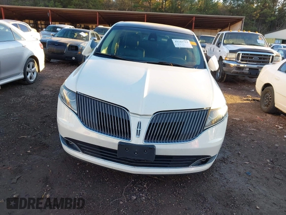 2014 Lincoln MKT EcoBoost z VIN 2LMHJ5AT4EBL52249, wystawiony jako IAAI lot #41347712 z przebiegiem 110 370 mil mil oraz . Historia ofert i sprzedaży dostępna na DreamBid. Obrazek 6.