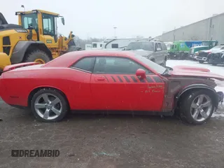 2010 Dodge Challenger R/T Classic z VIN 2B3CJ5DT7AH103121, wystawiony jako IAAI lot #41298456 z przebiegiem 147 685 mil mil oraz . Historia ofert i sprzedaży dostępna na DreamBid. Obrazek 14.