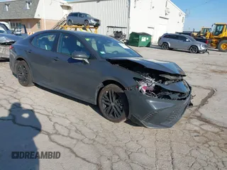 2025 Toyota Camry LE z VIN 4T1DBADK5SU517816, wystawiony jako IAAI lot #41771432 z przebiegiem 9 575 mil mil oraz . Historia ofert i sprzedaży dostępna na DreamBid. Obrazek 1.