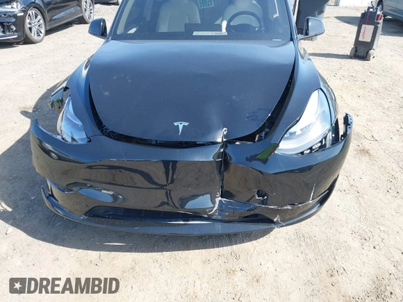 2025 Tesla Model Y Long Range with VIN 7SAYGDEEXSF267888, listed as a IAAI auction lot 41807129 with 3,002 mi miles and . Bid and sale history available at DreamBid. Image 6.