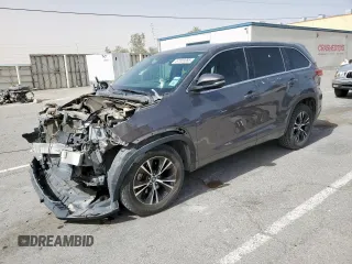 2018 Toyota Highlander LE z VIN 5TDZARFH5JS036030, wystawiony jako Copart lot #57820085 z przebiegiem Nie podano mil oraz Szkoda całkowita • Salvage title. Historia ofert i sprzedaży dostępna na DreamBid. Obrazek 1.