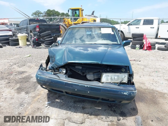 1998 Volvo S90 z VIN YV1KS9605W1128293, wystawiony jako IAAI lot #42332645 z przebiegiem 252 576 mil mil oraz . Historia ofert i sprzedaży dostępna na DreamBid. Obrazek 6.