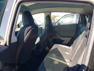 2024 Tesla Model Y Long Range z VIN 7SAYGDEE2RA219213, wystawiony jako IAAI lot #41856259 z przebiegiem 39 233 mil mil oraz . Historia ofert i sprzedaży dostępna na DreamBid. Obrazek 8.
