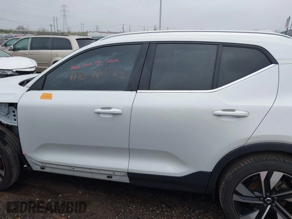 2024 Volvo XC40 Plus Bright Theme z VIN YV4L12UEXR2202130, wystawiony jako IAAI lot #41876910 z przebiegiem 15 997 mil mil oraz . Historia ofert i sprzedaży dostępna na DreamBid. Obrazek 15.