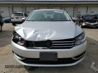 2014 Volkswagen Passat SE z VIN 1VWBT7A30EC076841, wystawiony jako Copart lot #52970685 z przebiegiem 142 628 mil mil oraz Szkoda całkowita • Salvage title. Historia ofert i sprzedaży dostępna na DreamBid. Obrazek 5.