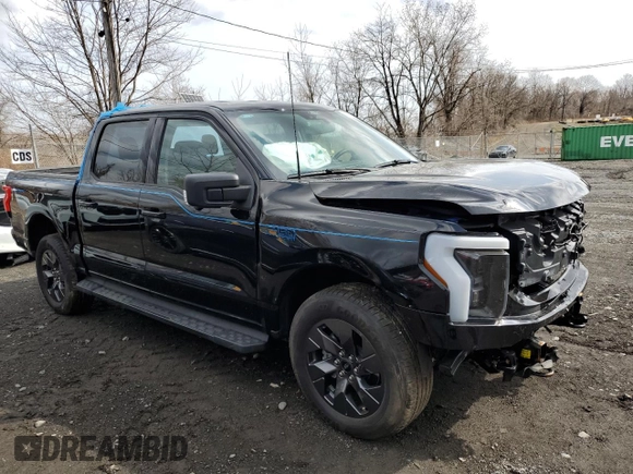 2024 Ford F-150 Lightning Flash z VIN 1FT6W3L78RWG03307, wystawiony jako Copart lot #51422915 z przebiegiem 3621 mil mil oraz Szkody całkowita. Historia ofert i sprzedaży dostępna na DreamBid. Obrazek 4.