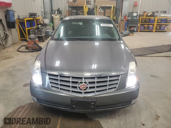 2008 Cadillac DTS 1SA z VIN 1G6KD57Y78U107110, wystawiony jako Copart lot #53548915 z przebiegiem 66 065 mil mil oraz Tytuł czysty. Historia ofert i sprzedaży dostępna na DreamBid. Obrazek 5.