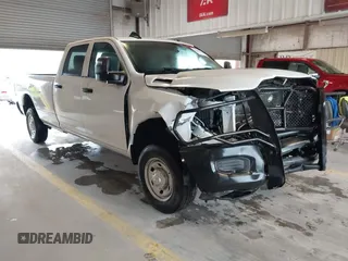 2023 Ram 2500 Tradesman z VIN 3C6UR5HJ0PG610057, wystawiony jako IAAI lot #42385008 z przebiegiem 21 105 mil mil oraz . Historia ofert i sprzedaży dostępna na DreamBid. Obrazek 1.