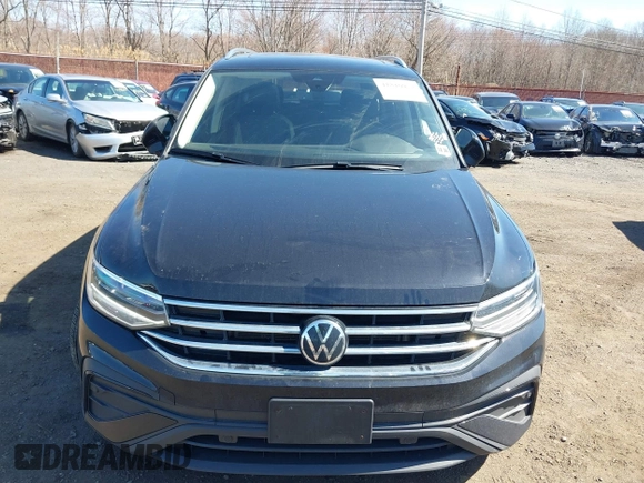 2024 Volkswagen Tiguan SE z VIN 3VVMB7AX0RM048335, wystawiony jako IAAI lot #41810972 z przebiegiem 29 467 mil mil oraz . Historia ofert i sprzedaży dostępna na DreamBid. Obrazek 12.