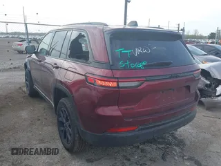 2025 Jeep Grand Cherokee Laredo z VIN 1C4RJHAG5S8657198, wystawiony jako IAAI lot #42146067 z przebiegiem 5186 mil mil oraz . Historia ofert i sprzedaży dostępna na DreamBid. Obrazek 3.