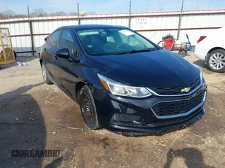 2017 Chevrolet Cruze LS z VIN 1G1BC5SM3H7117757, wystawiony jako IAAI lot #41870272 z przebiegiem 138 949 mil mil oraz . Historia ofert i sprzedaży dostępna na DreamBid. Obrazek 1.