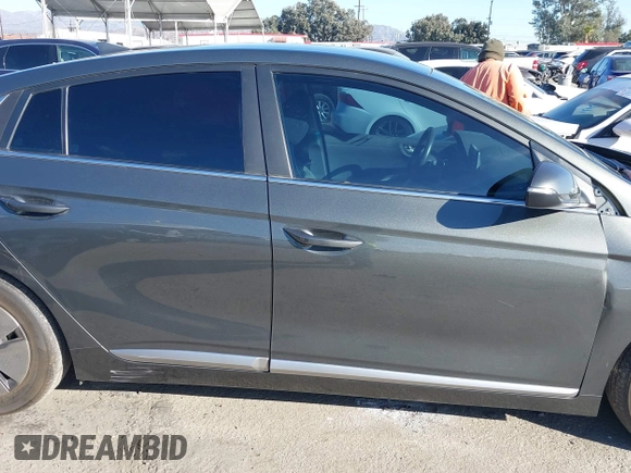 2022 Hyundai Ioniq SE z VIN KMHC75LCXNU271168, wystawiony jako IAAI lot #41073220 z przebiegiem 31 890 mil mil oraz . Historia ofert i sprzedaży dostępna na DreamBid. Obrazek 14.