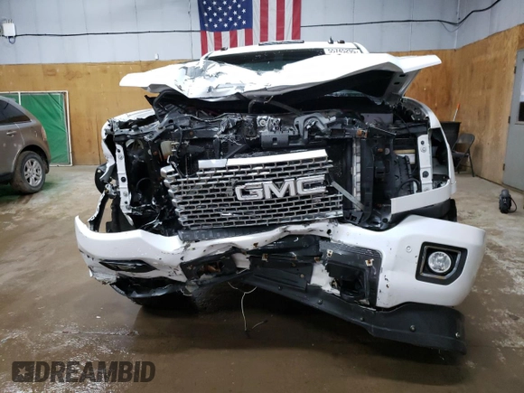 2015 GMC Sierra 2500HD Denali z VIN 1GT120E82FF160609, wystawiony jako Copart lot #55745295 z przebiegiem 111 071 mil mil oraz Czysty tytuł • Clean title. Historia ofert i sprzedaży dostępna na DreamBid. Obrazek 5.