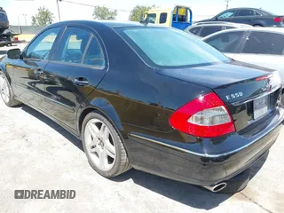 2007 Mercedes-Benz E 550 z VIN WDBUF72X57B021832, wystawiony jako IAAI lot #42383326 z przebiegiem 136 460 mil mil oraz . Historia ofert i sprzedaży dostępna na DreamBid. Obrazek 3.