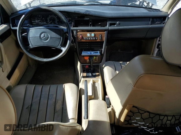 1990 Mercedes-Benz 190 z VIN WDBDA29D9LF688953, wystawiony jako Copart lot #46158085 z przebiegiem 158 923 mil mil oraz Nie do naprawy • Non repairable. Historia ofert i sprzedaży dostępna na DreamBid. Obrazek 8.