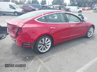2020 Tesla Model 3 Standard Range Plus z VIN 5YJ3E1EA7LF806266, wystawiony jako IAAI lot #42242694 z przebiegiem 42 044 mil mil oraz . Historia ofert i sprzedaży dostępna na DreamBid. Obrazek 4.