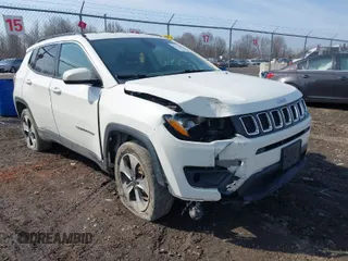 2019 Jeep Compass Latitude with VIN 3C4NJDBB4KT656880, listed as a IAAI auction lot 41770903 with 98,416 mi miles. Bid and sale history available at carsss.com. Image 1.