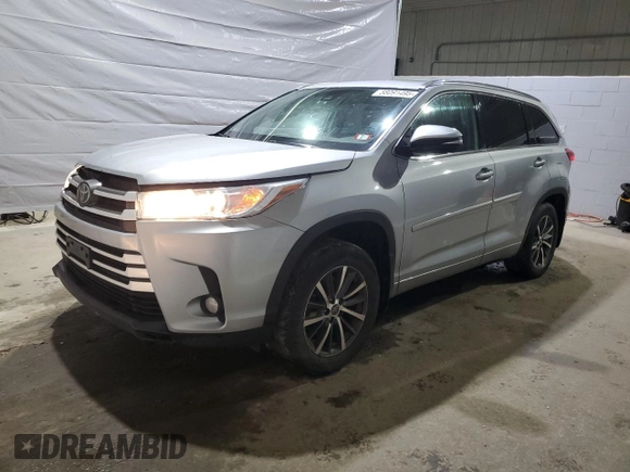 2018 Toyota Highlander SE z VIN 5TDJZRFH0JS861771, wystawiony jako Copart lot #58091495 z przebiegiem 210 862 mil mil oraz Szkoda całkowita • Salvage title. Historia ofert i sprzedaży dostępna na DreamBid. Obrazek 1.