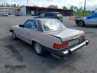 1983 Mercedes-Benz 380 SL z VIN WDBBA45A1DB020815, wystawiony jako IAAI lot #42548157 z przebiegiem 104 615 mil mil oraz . Historia ofert i sprzedaży dostępna na DreamBid. Obrazek 3.