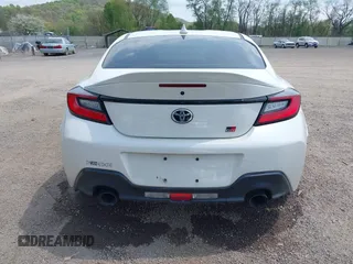 2023 Toyota 86 Premium z VIN JF1ZNBE12P9756981, wystawiony jako IAAI lot #42126988 z przebiegiem 31 550 mil mil oraz . Historia ofert i sprzedaży dostępna na DreamBid. Obrazek 17.