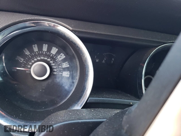 2013 Ford Mustang V6 z VIN 1ZVBP8EMXD5214353, wystawiony jako Copart lot #87087814 z przebiegiem Nie podano mil oraz Szkoda całkowita • Salvage title. Historia ofert i sprzedaży dostępna na DreamBid. Obrazek 9.