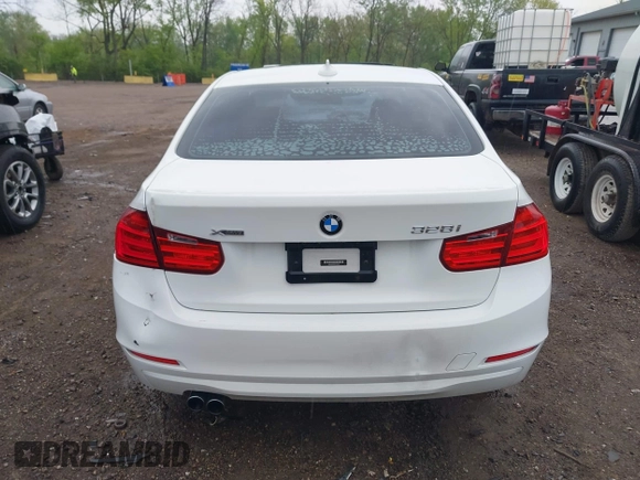 2015 BMW 3 Series 328i xDrive z VIN WBA3B3C58FF546547, wystawiony jako IAAI lot #42110427 z przebiegiem 90 872 mil mil oraz . Historia ofert i sprzedaży dostępna na DreamBid. Obrazek 16.