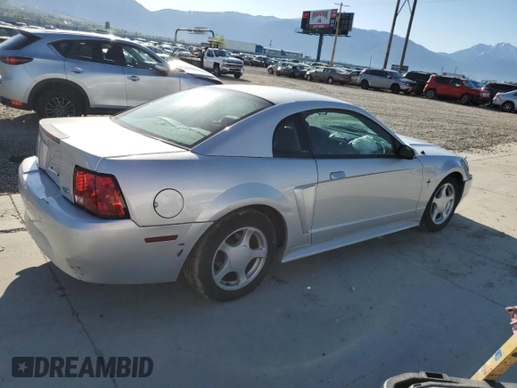 2003 Ford Mustang Standard z VIN 1FAFP40463F327722, wystawiony jako Copart lot #55042765 z przebiegiem 117 010 mil mil oraz Szkoda całkowita • Salvage title. Historia ofert i sprzedaży dostępna na DreamBid. Obrazek 3.