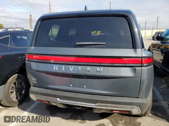 2025 Rivian R1S Adventure z VIN 7PDSGBBA5SN048839, wystawiony jako Copart lot #89199375 z przebiegiem 5177 mil mil oraz Szkody całkowita. Historia ofert i sprzedaży dostępna na DreamBid. Obrazek 6.