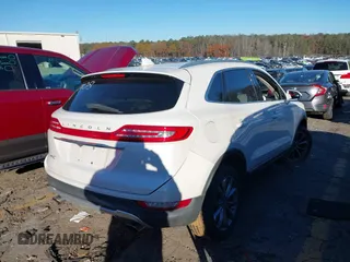 2019 Lincoln MKC Select z VIN 5LMCJ2D9XKUL17108, wystawiony jako IAAI lot #41045354 z przebiegiem 109 798 mil mil oraz . Historia ofert i sprzedaży dostępna na DreamBid. Obrazek 4.