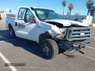 2006 Ford F-250 XL z VIN 1FTNF21536EA95773, wystawiony jako IAAI lot #41254927 z przebiegiem 141 018 mil mil oraz . Historia ofert i sprzedaży dostępna na DreamBid. Obrazek 1.