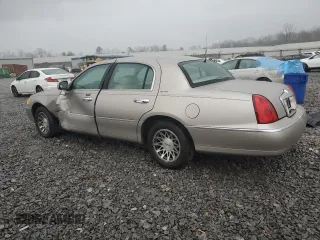 2000 Lincoln Town Car Signature with VIN 1LNHM82W2YY770068, listed as a Copart auction lot 44062385 with 109,941 mi miles and Salvage title. Bid and sale history available at DreamBid. Image 2.