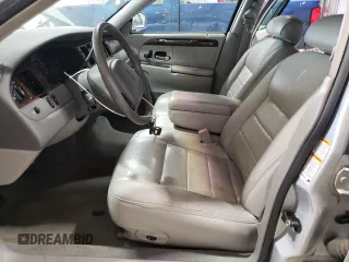 2002 Lincoln Town Car Executive z VIN 1LNHM81W32Y628546, wystawiony jako Copart lot #54248775 z przebiegiem 188 496 mil mil oraz Czysty tytuł • Clean title. Historia ofert i sprzedaży dostępna na DreamBid. Obrazek 7.