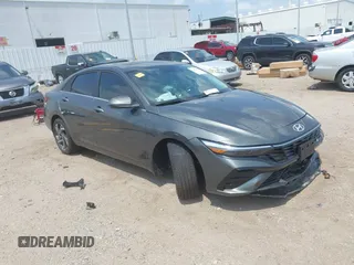 2025 Hyundai Elantra Limited z VIN KMHLP4DG3SU975154, wystawiony jako IAAI lot #42263666 z przebiegiem 599 mil mil oraz . Historia ofert i sprzedaży dostępna na DreamBid. Obrazek 1.