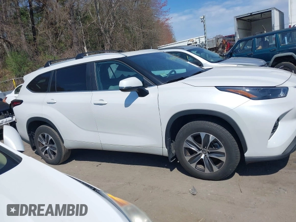2024 Toyota Highlander LE z VIN 5TDKDRBH6RS544226, wystawiony jako IAAI lot #42083278 z przebiegiem 6 066 mil mil oraz . Historia ofert i sprzedaży dostępna na DreamBid. Obrazek 12.