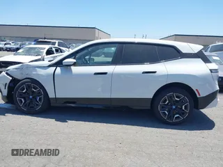 2025 BMW iX xDrive50 z VIN WB523CF07SCT17117, wystawiony jako IAAI lot #42042262 z przebiegiem 7485 mil mil oraz . Historia ofert i sprzedaży dostępna na DreamBid. Obrazek 14.