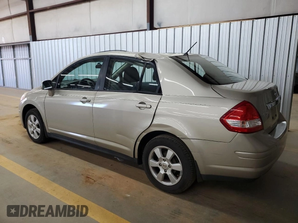 2009 Nissan Versa S z VIN 3N1BC11E69L406027, wystawiony jako Copart lot #50904135 z przebiegiem 163 718 mil mil oraz Szkoda całkowita • Salvage title. Historia ofert i sprzedaży dostępna na DreamBid. Obrazek 2.