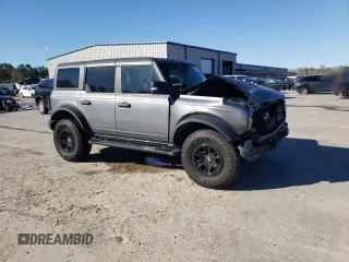 2023 Ford Bronco z VIN 1FMEE5DP0PLB62405, wystawiony jako Copart lot #48457335 z przebiegiem 56 998 mil mil oraz Szkody całkowita. Historia ofert i sprzedaży dostępna na DreamBid. Obrazek 4.