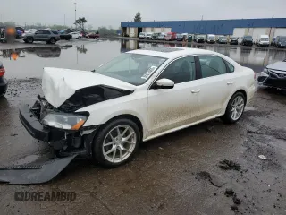 2015 Volkswagen Passat SE z VIN 1VWBV7A32FC019181, wystawiony jako Copart lot #55873865 z przebiegiem 170 330 mil mil oraz Czysty tytuł • Clean title. Historia ofert i sprzedaży dostępna na DreamBid. Obrazek 1.