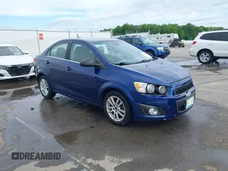 2012 Chevrolet Sonic LT z VIN 1G1JC5SH8C4222092, wystawiony jako IAAI lot #42153854 z przebiegiem 77 897 mil mil oraz . Historia ofert i sprzedaży dostępna na DreamBid. Obrazek 1.