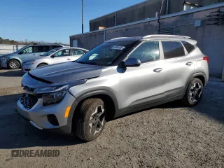 2025 Kia Seltos EX z VIN KNDERCAA9S7690698, wystawiony jako Copart lot #46995395 z przebiegiem 7 987 mil mil oraz Szkoda całkowita • Salvage title. Historia ofert i sprzedaży dostępna na DreamBid. Obrazek 1.