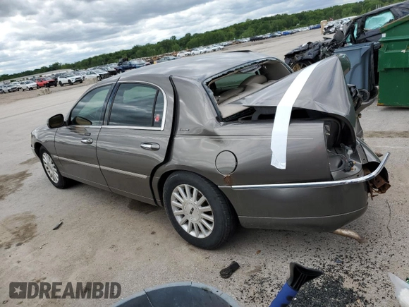 2003 Lincoln Town Car Executive z VIN 1LNHM81W53Y621146, wystawiony jako Copart lot #57822605 z przebiegiem 234 384 mil mil oraz Szkoda całkowita • Salvage title. Historia ofert i sprzedaży dostępna na DreamBid. Obrazek 2.